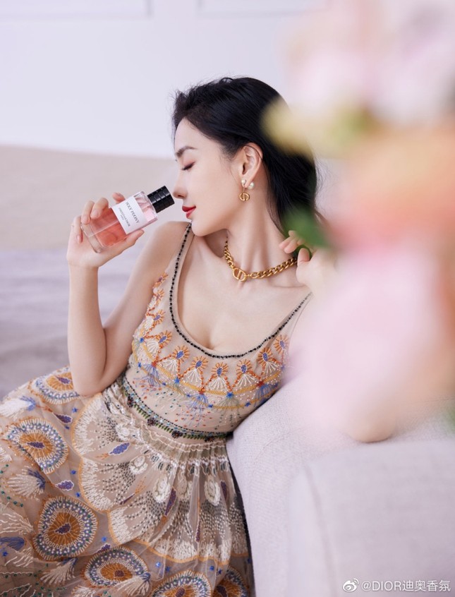 Cùng quảng cáo nước hoa Dior, hai đại sứ Jisoo (BLACKPINK) và Angela Baby lại được đem ra so sánh ảnh 5
