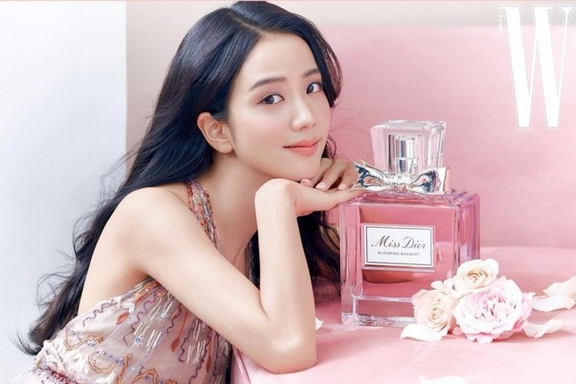 Cùng quảng cáo nước hoa Dior, hai đại sứ Jisoo (BLACKPINK) và Angela Baby lại được đem ra so sánh ảnh 1