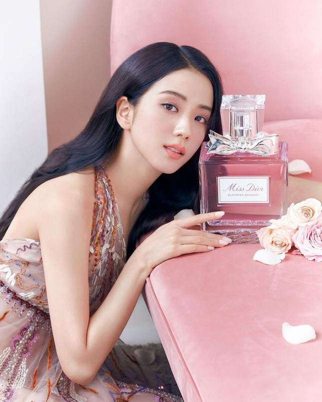 Cùng quảng cáo nước hoa Dior, hai đại sứ Jisoo (BLACKPINK) và Angela Baby lại được đem ra so sánh ảnh 7