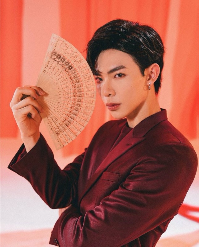 Mỹ nam tuổi Sửu: Ngắm gu thời trang phi giới tính cực ấn tượng của "hoàng tử ballad" Erik ảnh 1