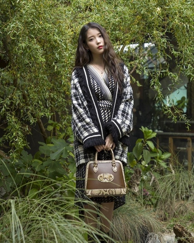 Tiểu Vy, Khánh Linh, Quỳnh Anh Shyn, IU, Dương Mịch cùng diện áo Gucci, ai kém nổi bật nhất? ảnh 2