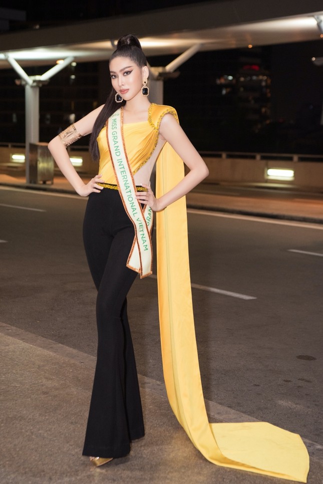Á hậu Ngọc Thảo mang gần 150kg hành lý, mặc đồ bảo hộ lên đường dự thi Miss Grand International ảnh 7