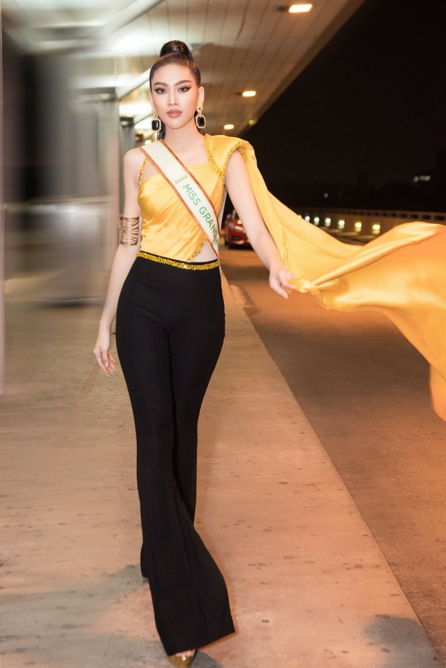 Á hậu Ngọc Thảo mang gần 150kg hành lý, mặc đồ bảo hộ lên đường dự thi Miss Grand International ảnh 2