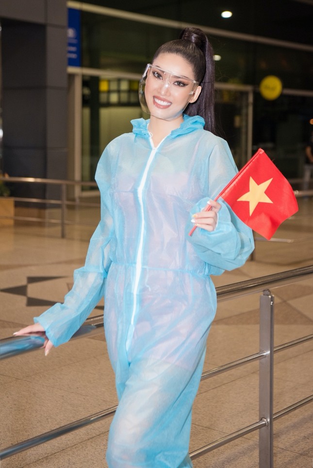 Á hậu Ngọc Thảo mang gần 150kg hành lý, mặc đồ bảo hộ lên đường dự thi Miss Grand International ảnh 3