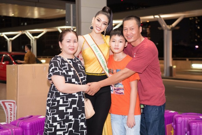Á hậu Ngọc Thảo mang gần 150kg hành lý, mặc đồ bảo hộ lên đường dự thi Miss Grand International ảnh 5