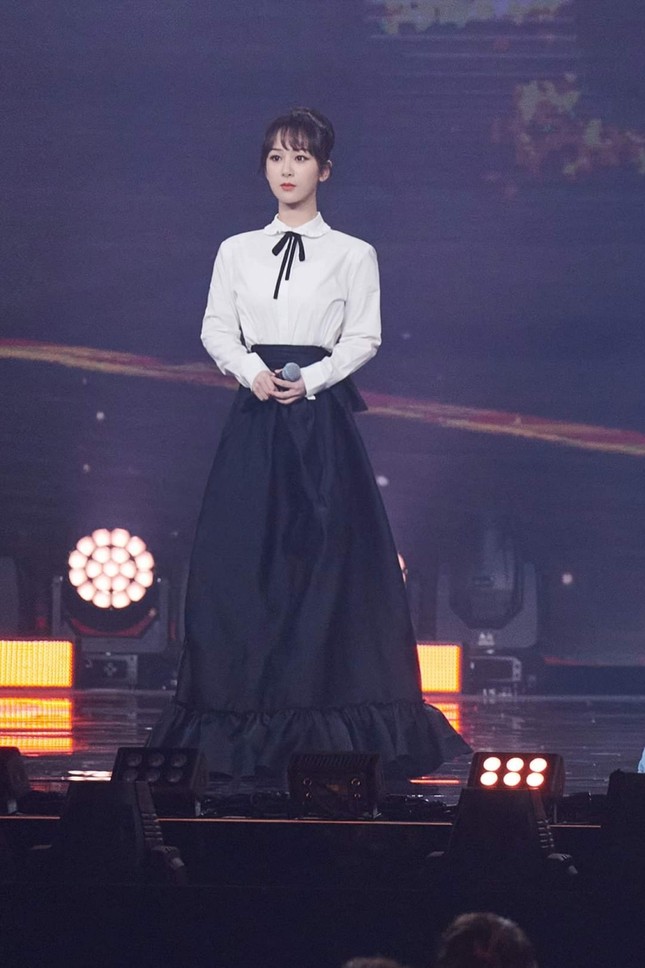 Dương Tử lên No.1 Hot Search với trang phục thảm đỏ Weibo nhưng bộ thứ 2 lại không ai nhắc đến ảnh 6