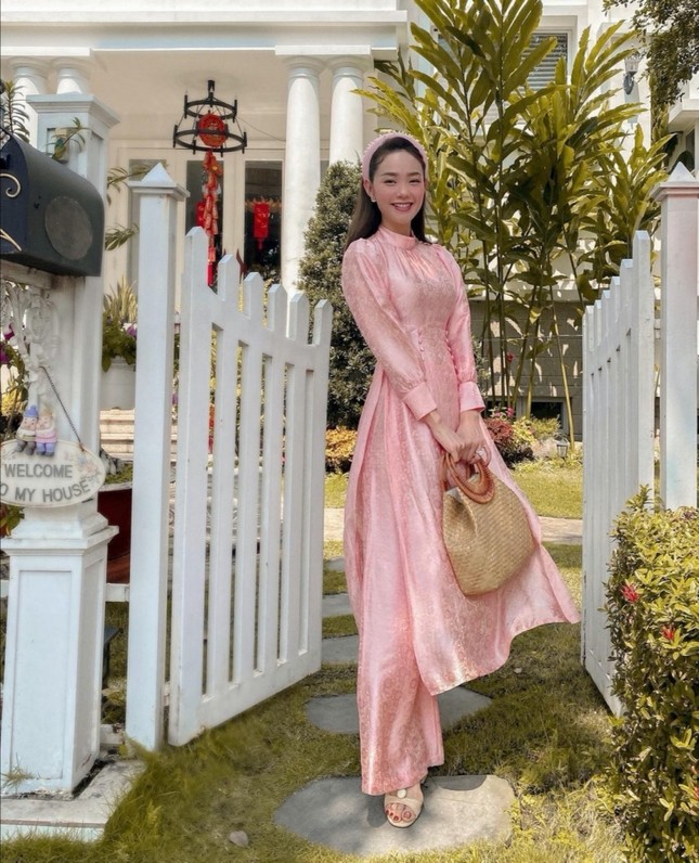 Ngắm gu thời trang và nhan sắc của Minh Hằng, có ai tin nổi cô nàng thuộc thế hệ 8X? ảnh 9