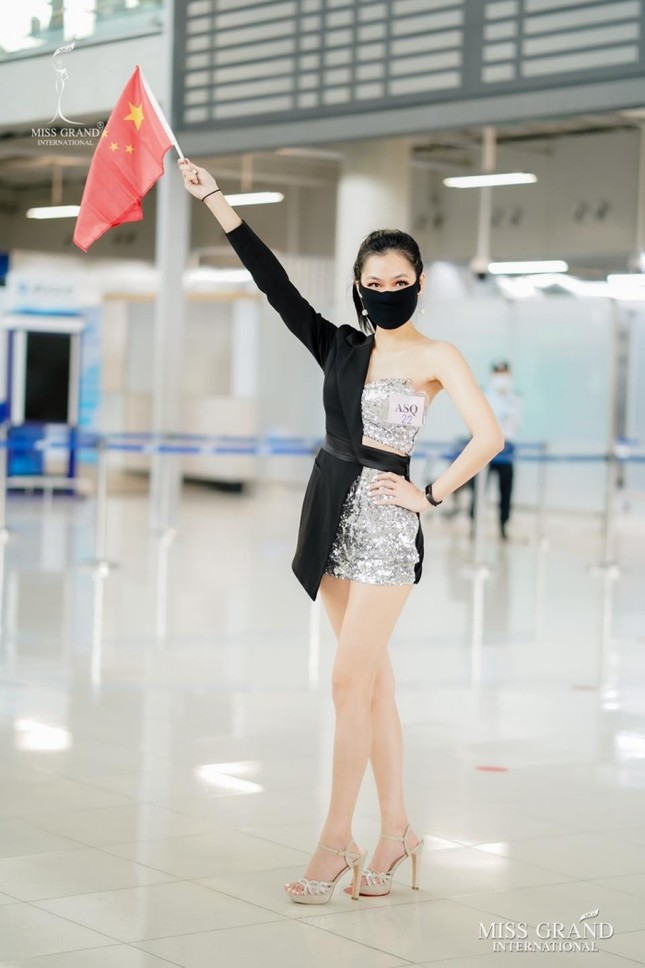 Muôn hình muôn vẻ các loại khẩu trang từ dàn đối thủ của Ngọc Thảo tại Miss Grand International 2020 ảnh 9