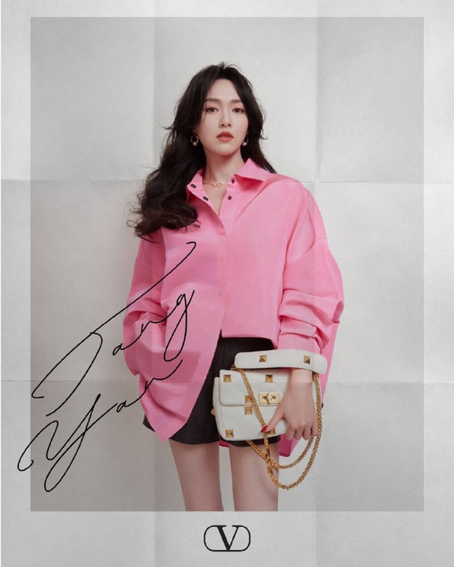 Chị đẹp Son Ye Jin xinh tươi trẻ đẹp ngang ngửa Đường Yên, Quan Hiểu Đồng ở show Valentino ảnh 4