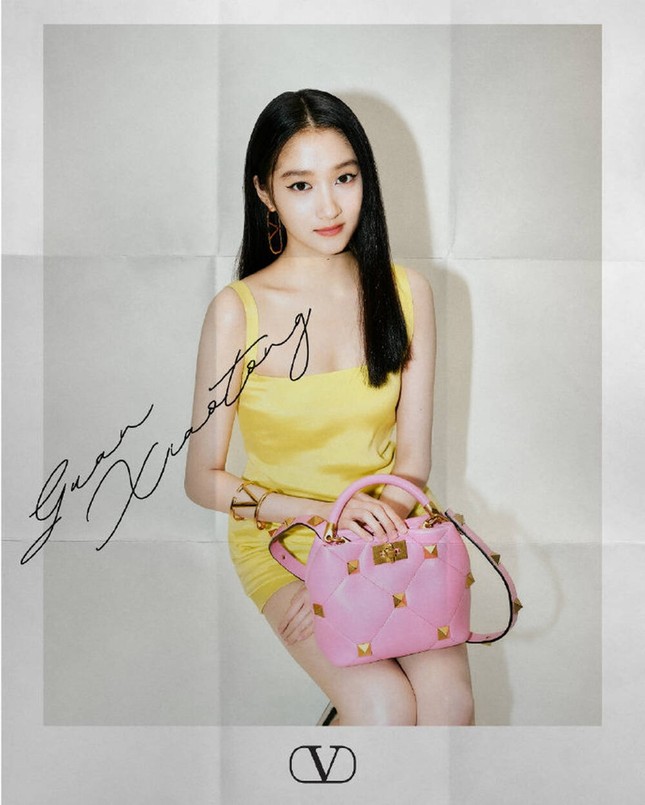 Chị đẹp Son Ye Jin xinh tươi trẻ đẹp ngang ngửa Đường Yên, Quan Hiểu Đồng ở show Valentino ảnh 6
