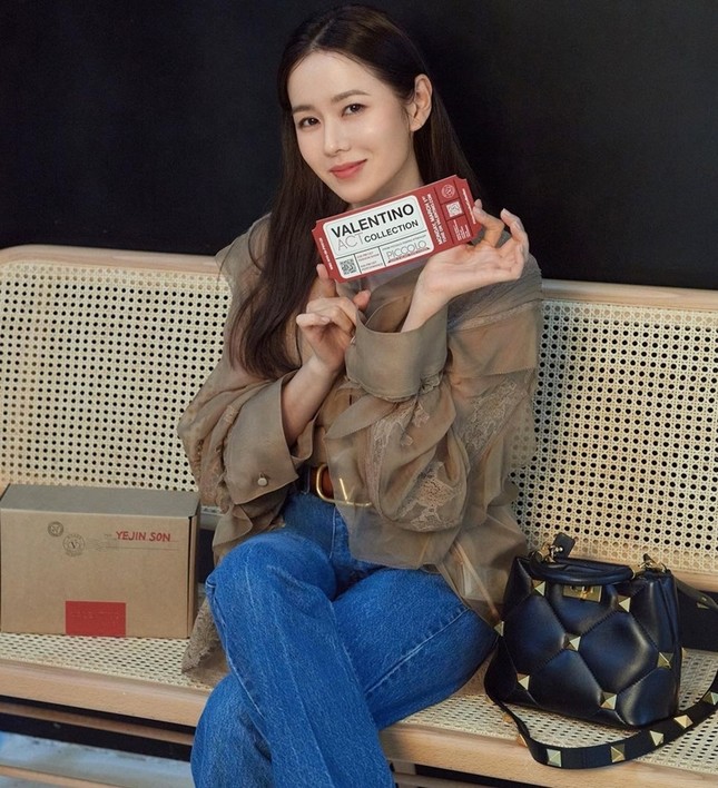 Chị đẹp Son Ye Jin xinh tươi trẻ đẹp ngang ngửa Đường Yên, Quan Hiểu Đồng ở show Valentino ảnh 1