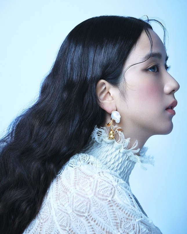 Phải chăng vai vế của Jisoo vẫn kém Suzy dù cùng là đại sứ thương hiệu của Dior? ảnh 1