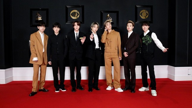 Thảm đỏ rực rỡ Grammys 2021: BTS hút spotlight, Taylor Swift đẹp như nàng tiên hoa ảnh 1