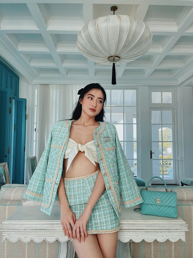 Hoa hậu Lương Thùy Linh mặc đồ bơi khoe đôi chân cực phẩm 1m22 nhưng lại xin lỗi mẹ 10 lần ảnh 1