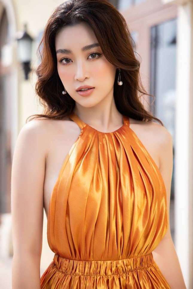 Hoa hậu Đỗ Mỹ Linh lột xác trong bộ váy cắt xẻ táo bạo, đẹp như “nữ thần mùa Hè” ảnh 2