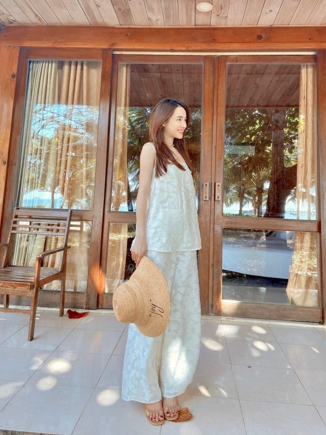 Kaity Nguyễn, Nhã Phương, Ninh Dương Lan Ngọc lăng xê set trang phục đi biển sang chảnh ảnh 1