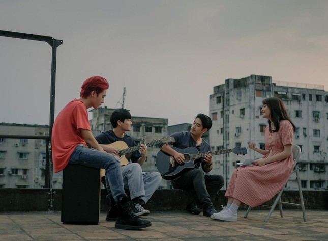 Review phim “Sài Gòn Trong Cơn Mưa“: Câu chuyện tình - đời của những trái tim “di cư“ ảnh 7