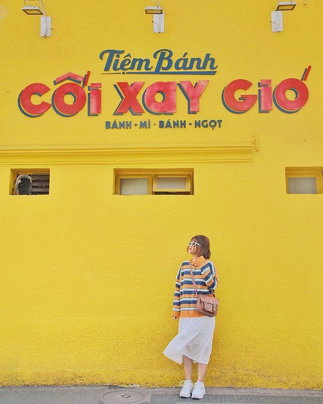 Teen nói gì khi “bức tường vàng huyền thoại” ở Đà Lạt bất ngờ xuất hiện tại Sài Gòn? ảnh 1