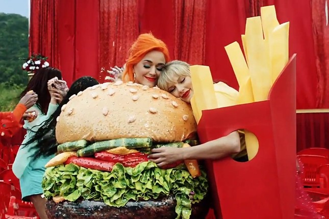 Sát ngày lâm bồn, Katy Perry vẫn thừa sức “gây bão” với single mới “Daisies” ảnh 4