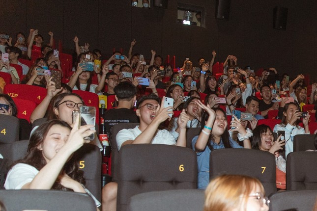 Ngày đầu "SKY TOUR Movie" công chiếu: Fan phủ kín rạp, phấn khích khi gặp Sơn Tùng M-TP ảnh 2