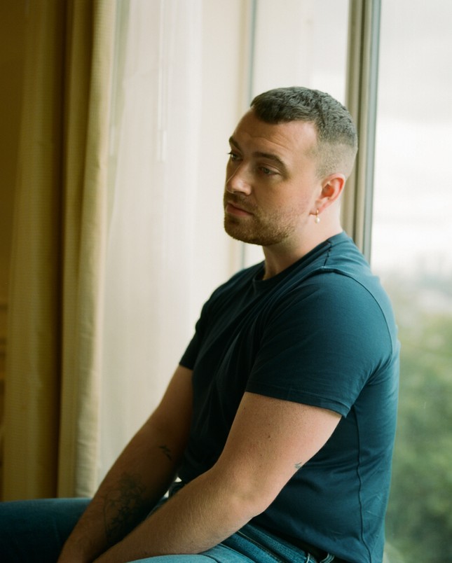 Hết đổi tên đến lùi ngày ra album mới tận 5 tháng nhưng Sam Smith lại đụng Ariana Grande ảnh 2
