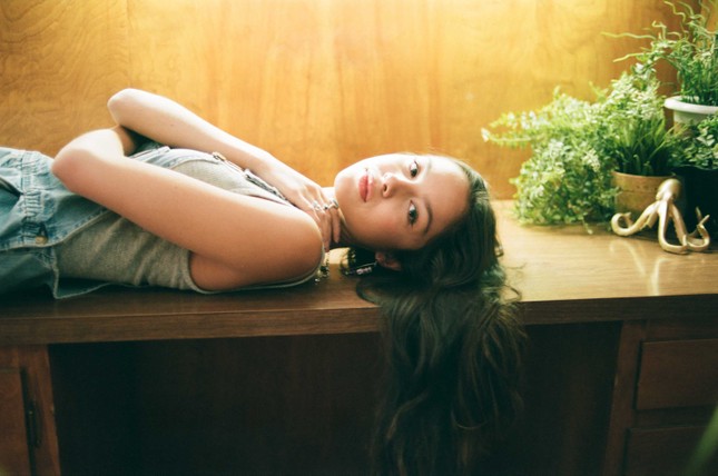 Cô nàng 17 tuổi này là ai mà cho đàn chị Ariana Grande “ngửi khói” chỉ sau 5 ngày debut? ảnh 1