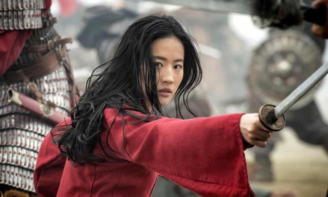 “Mulan” bị “bế” lên streaming, nhưng hãy khoan vội “khóc mướn” cho “Mulan” và Lưu Diệc Phi ảnh 1