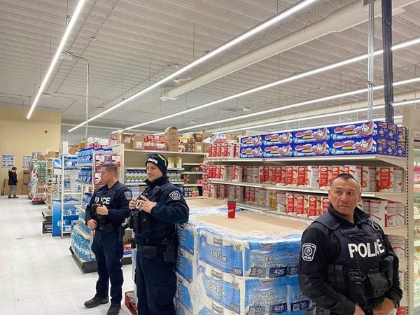 Cảnh sát Canada tăng cường an ninh, bảo vệ... giấy vệ sinh ở các siêu thị ảnh 4