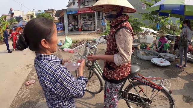 Giữa dịch Covid-19, bà Tân Vlog nấu nồi gel rửa tay khổng lồ tặng hàng xóm ảnh 5