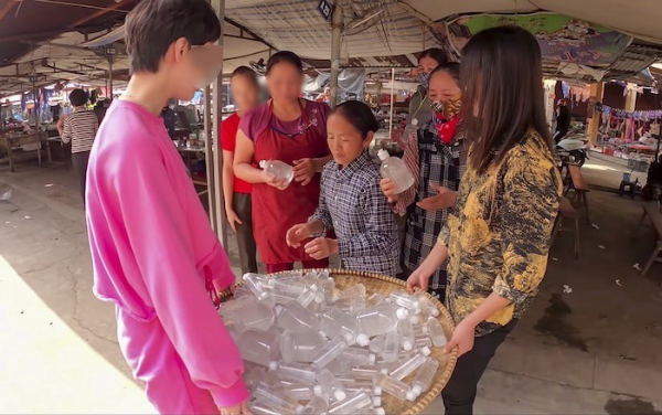 Giữa dịch Covid-19, bà Tân Vlog nấu nồi gel rửa tay khổng lồ tặng hàng xóm ảnh 4