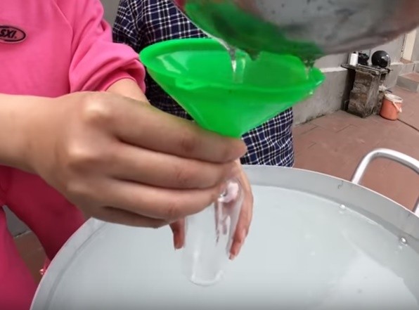 Giữa dịch Covid-19, bà Tân Vlog nấu nồi gel rửa tay khổng lồ tặng hàng xóm ảnh 3
