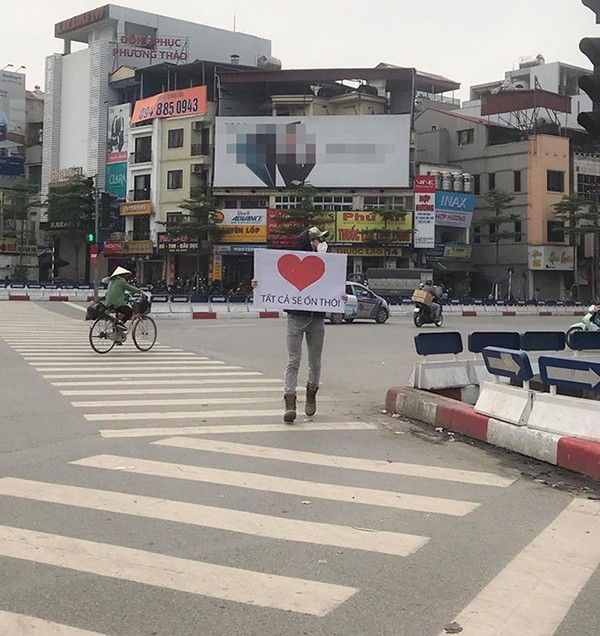 Anh chàng ngoại quốc cầm biển hiệu “Tất cả sẽ ổn thôi” động viên người dân Hà Nội mùa dịch ảnh 1