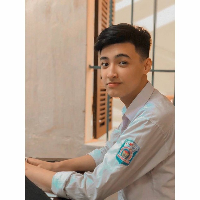 Xuất hiện hotboy “thanh xuân vườn trường” có nụ cười tỏa nắng khiến bao con tim tan chảy ảnh 1