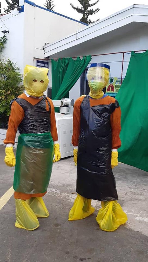 Thiếu thiết bị vật tư y tế, đội ngũ y bác sĩ phải tự chế đồ bảo hộ từ... túi đựng rác ảnh 2