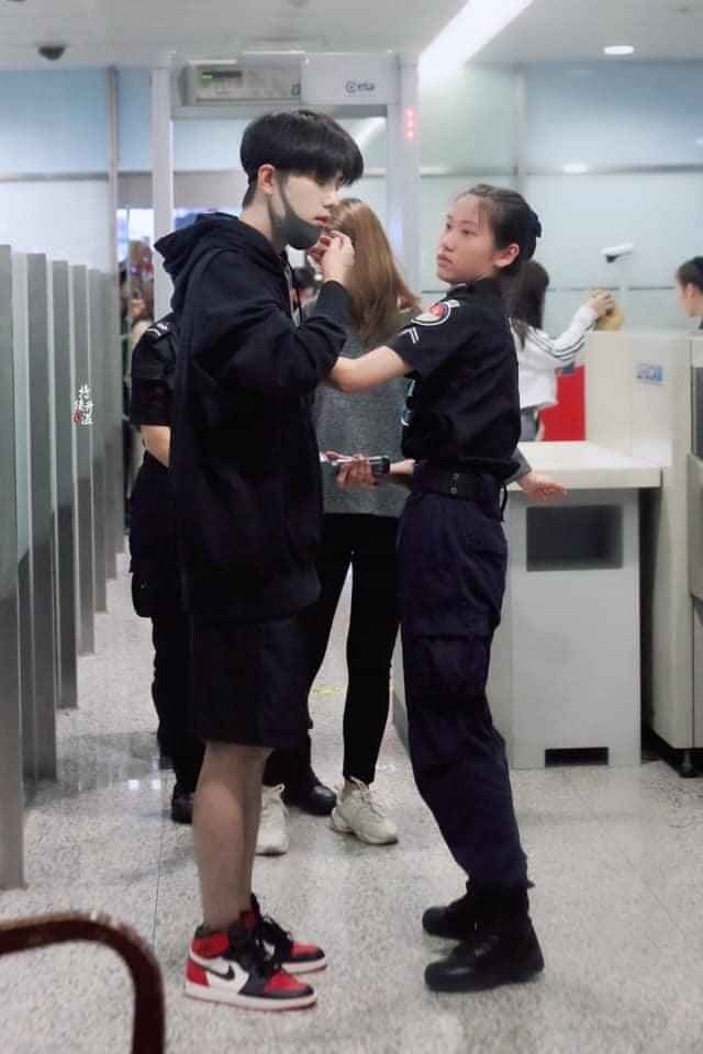“Nam thần” tháo khẩu trang để kiểm tra an ninh khiến cho nữ nhân viên “đứng hình“ ảnh 1