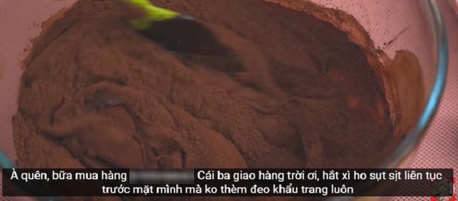 YouTuber giấu mặt, chỉ lộ tay vẫn hút triệu sub vì tài nấu ăn ngon, yêu động vật ảnh 3