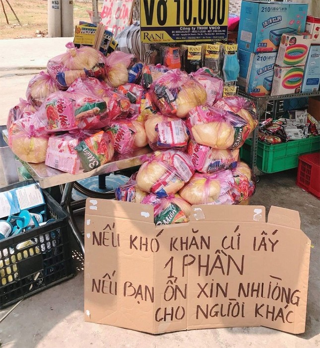 Quầy tạp hoá miễn phí mì tôm, gạo cho người dân mùa dịch: "Nếu khó khăn cứ lấy một phần" ảnh 2