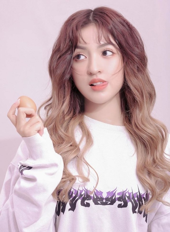 Hotgirl “trứng rán cần mỡ” lại “gây bão” nhan sắc khi xuất hiện với các streamer nổi tiếng ảnh 1