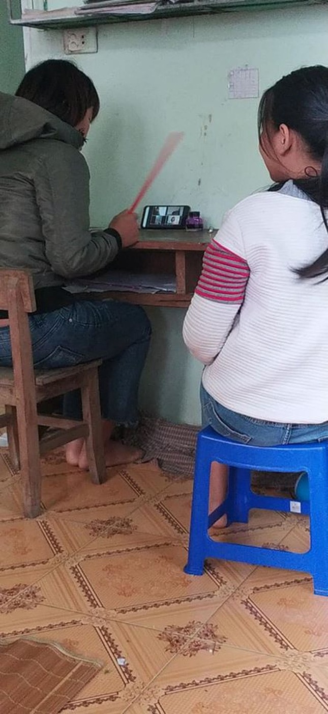 Hành động của bà mẹ trong buổi họp phụ huynh online khiến người xem “cười ra nước mắt“ ảnh 1
