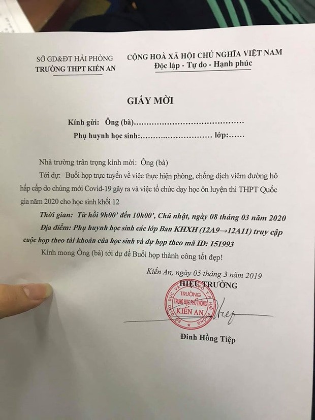 Hành động của bà mẹ trong buổi họp phụ huynh online khiến người xem “cười ra nước mắt“ ảnh 2