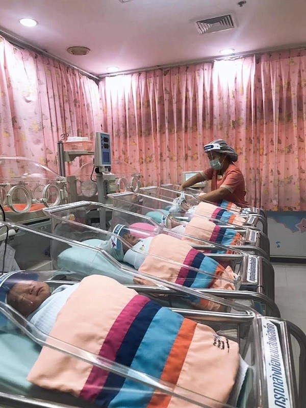 Sinh ra trong mùa dịch COVID-19, những em bé sơ sinh được trang bị mặt nạ chống virus ảnh 4