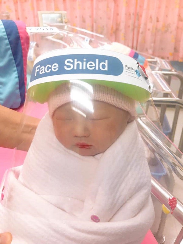 Sinh ra trong mùa dịch COVID-19, những em bé sơ sinh được trang bị mặt nạ chống virus ảnh 1