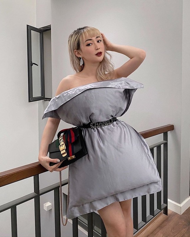 Trào lưu siêu hot “thổi bay buồn chán” mùa dịch bệnh: Dùng gối ngủ... làm váy! ảnh 1