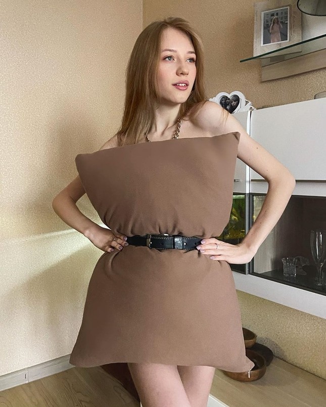 Trào lưu siêu hot “thổi bay buồn chán” mùa dịch bệnh: Dùng gối ngủ... làm váy! ảnh 2