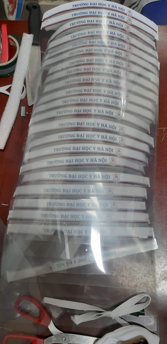 Nghỉ học ở nhà, sinh viên Y tình nguyện làm hàng nghìn dụng cụ y tế ủng hộ chống dịch ảnh 1