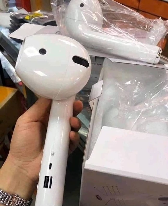 Mua AirPods giá rẻ trên mạng, cô gái tá hoả khi nhận món hàng với kích cỡ “vòi hoa sen“ ảnh 3