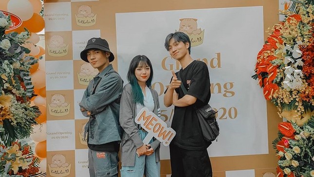 Dàn streamer, gamer hội tụ chúc mừng Linh Ngọc Đàm khai trương quán cà phê mèo ảnh 1