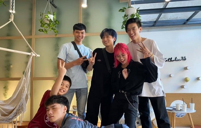 Dàn streamer, gamer hội tụ chúc mừng Linh Ngọc Đàm khai trương quán cà phê mèo ảnh 2