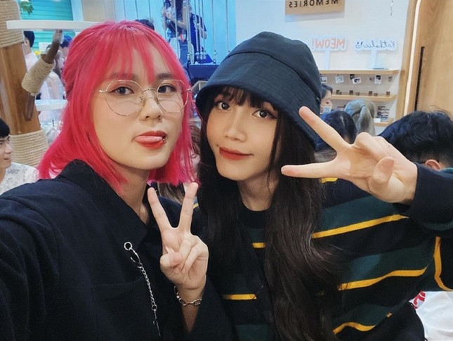 Dàn streamer, gamer hội tụ chúc mừng Linh Ngọc Đàm khai trương quán cà phê mèo ảnh 3
