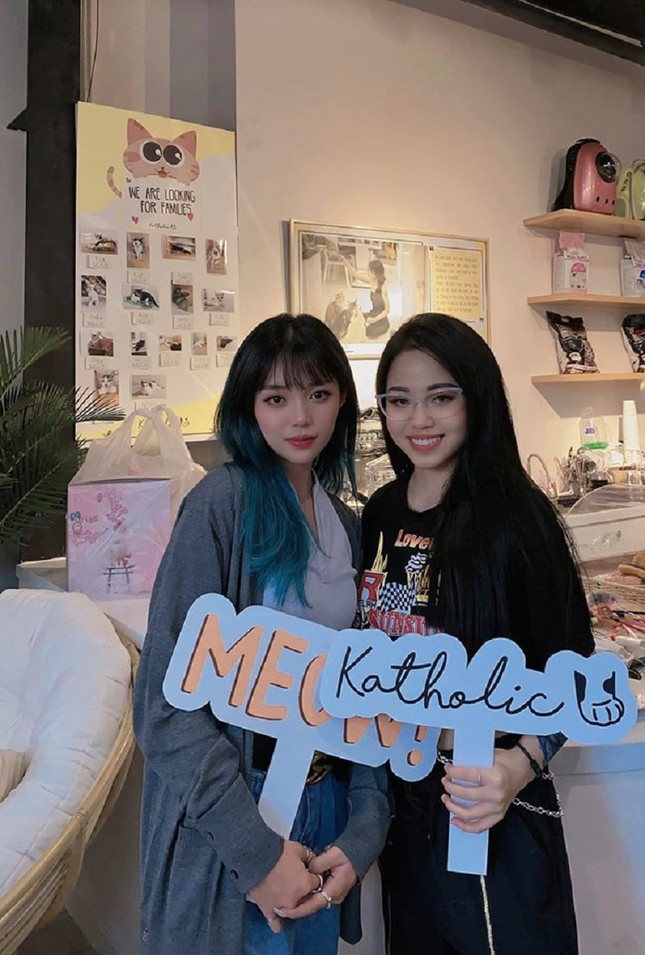 Dàn streamer, gamer hội tụ chúc mừng Linh Ngọc Đàm khai trương quán cà phê mèo ảnh 7